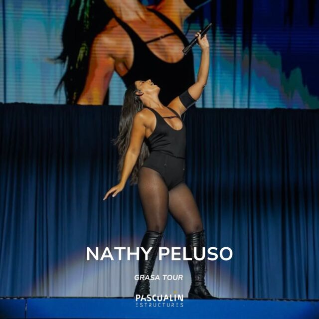 🏳️ NATHY PELUSO – GRASA TOUR 🏳️

Estamos contentos de anunciar nuestra participación en la construcción escenográfica del GRASA TOUR de Nathy Peluso.✨

⚙️ La escenografía consiste en paredes elevables para cortinas. Esta estructura permite que puedan guardarse y transportarse fácilmente en los vehículos.

¡No os perdáis la energía de @nathypeluso en su nuevo tour! 🎤

Construcción escenográfica: Pascualin  Estructures

📸: @noeplazac, @scorzig, @doublee_gg_ , @mallorcalivefes, @starlitefestival

CAT: 

Estem contents d’anunciar la nostra participació en la construcció escenogràfica del GRASA TOUR de Nathy Peluso. ✨

⚙️ L’escenografia consisteix en parets elevables per a cortines. Aquesta estructura permet que es puguin guardar i transportar fàcilment als vehicles.

No us perdeu l’energia de @nathypeluso al seu nou tour!🎤

Construcció escenogràfica: Pascualin Estructures

📸: @noeplazac, @scorzig, @doublee_gg_, @mallorcalivefes, @starlitefestival

#nathypeluso #grasatour #show #tour #scenography #stage #festival #live #evento #diseñoeventos #tourespaña #pascualinestructures #música #arte