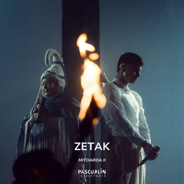 🔥 ZETAK – MITOAROA II 🔥

🌙 Cerramos la temporada de verano compartiendo con vosotros nuestra contribución a MITOAROA II, el proyecto inmersivo del grupo @zetak_org, fusionando música con elementos de la cultura y mitología vasca, junto con la participación del público. 🌙

👺 Nuestro trabajo consistió en una estructura cúbica, fabricada con Naxpro Truss y tarimas @hoac_gmbh, marcas de confianza para nuestras escenografías. Además, construimos una escalera que conecta el cubo con el resto del escenario y, en la parte superior, habilitamos mediante cables un espacio seguro para caminar. 

Estamos muy satisfechos de haber formado parte de un proyecto tan único y agradecemos a @zetak_org por permitirnos contribuir a una experiencia tan rompedora. 

✨ ¡Nos vemos en MITOAROA III en 2026! ✨

Construcción escenográfica: Pascualin Estructures

📸: @mariolezaun 

CAT:

🌙 Tanquem la temporada d’estiu compartint la nostra contribució a MITOAROA II, el projecte immersiu del grup @zetak_org,  aconseguint unir la música amb elements de la cultura i mitologia vasca, juntament amb la participació del públic.🌙 

👺 La nostra feina va consistir en la construcció d’una estructura cúbica, fabricada amb Naxpro Truss i tarimes @hoac_gmbh, marques de confiança en les nostres escenografies. A més, vam construir una escala que connecta el cub amb la resta de l’escenari i, a la part superior, vam habilitar mitjançant cables un espai segur per caminar.

Estem molt satisfets d’haver format part d’una experiència tan única i agraïm a @zetak_org per permetre’ns contribuir a un projecte tan trencador.

✨ Ens veiem a MITOAROA III el 2026! ✨

Construcció escenogràfica: Pascualin Estructures

📸: @mariolezaun 

#zetak #mitoaroa #truss #hoac #escenografia  #pascualinestructures #euskalkultura #concierto #immersiveexperience #musicaenvivo #stagetech #tarima