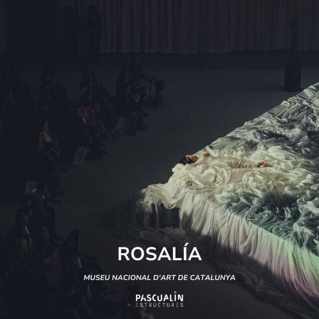 💎 ROSALÍA – MNAC 💎

El pasado 5 de noviembre, la artista Rosalía (@rosalia.vt) presentó su nuevo álbum LUX en un evento exclusivo en la sala oval del MNAC.

🤝 Ha sido un verdadero honor formar parte de la producción de un proyecto tan especial.

Nuestra contribución consistió en un escenario en forma de diamante, diseñado con tarimas @hoac_gmbh, que nos permitieron adaptarlo a las necesidades de la artista.
Para la sujeción de la tela blanca empleamos nuestro sistema de kabukis y para su movimiento, motores de velocidad variable ⚙️.

El resultado: un montaje impactante, elegante y completamente alineado con la estética del nuevo trabajo de Rosalía, donde cada detalle aportó a una experiencia visual y sensorial única. 💫

🌎 Agradecemos la oportunidad de haber contribuido a una obra de arte excepcional, que fusiona innovación, técnica y creatividad. 🌎

✨ Gracias a @brianselleipro y @terrivlestudio ✨

Construcción escenográfica: Pascualin Estructures 
📸 Imágenes: @johncottermedia 

CAT: 

El passat 5 de novembre, l’artista Rosalía (@rosalia.vt) va presentar el seu nou àlbum LUX en un esdeveniment exclusiu a la sala oval del MNAC.

🤝 A set un veritable honor formar part de la producció d’un projecte tan especial.

La nostra contribució va consistir en un escenari en forma de diamant, dissenyat amb tarimes @hoac_gmbh , que ens van permetre adaptar-lo a les necessitats de l’artista.
Per a la subjecció de la tela blanca vam utilitzar el nostre sistema de kabukis i per al seu moviment, motors de velocitat variable ⚙️.

El resultat: un muntatge impactant, elegant i completament alineat amb l’estètica del nou treball de la Rosalía, on cada detall va aportar a una experiència visual i sensorial única. 💫

🌎  Agraïm l’oportunitat d’haver pogut contribuir a una obra d’art excepcional, que fusiona disseny, precisió i visió artística. 🌎

Construcció escenogràfica: Pascualin Estructures
📸 Imatges: @johncottermedia

#Rosalía #rosalia #LUX #MNAC #escenografía #stageproduction #visualexperience #espectáculo #musica #performanceart #eventarchitecture #montajedeeventos #espacioscreativos #diseñoescénico #eventosmusicales #culturavisual #producciónartística #showdesign